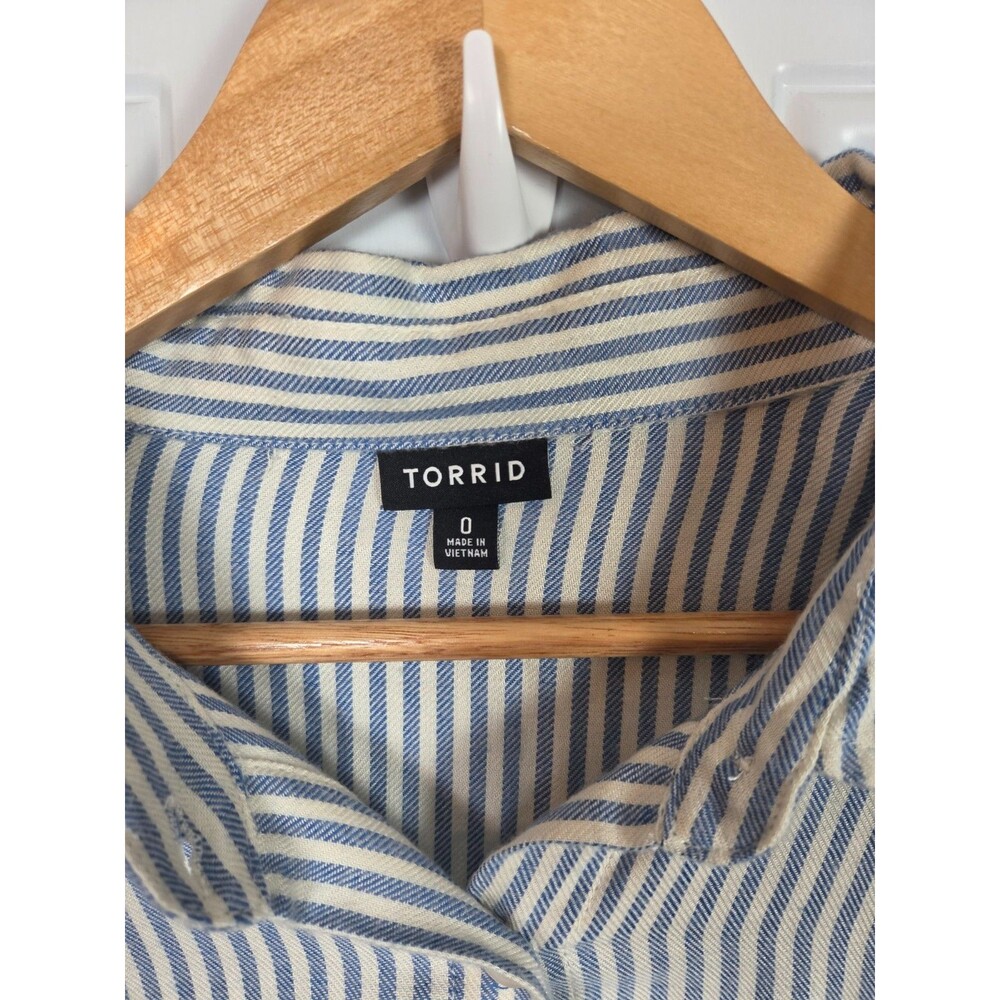 Torrid Ruffle Front Button-Up Shirt Size L - Picture 3 of 7